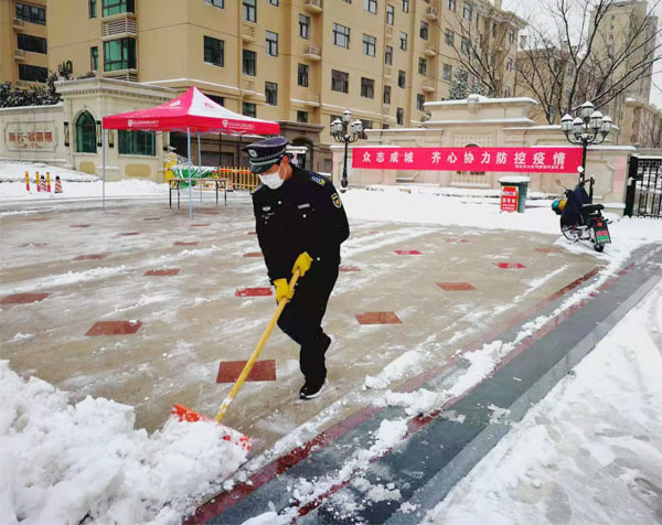 大雪過后浩盾隊員及時掃